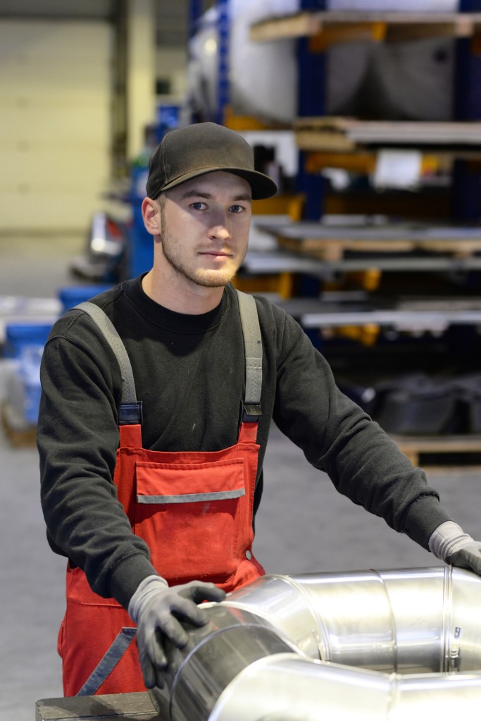 Auszubildender in der Metallverarbeitung